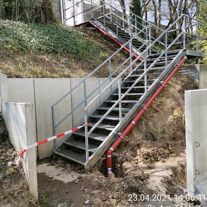 Tief-, Kanal- und Verkehrswegebau Borchert - Rohrleitung an Treppe