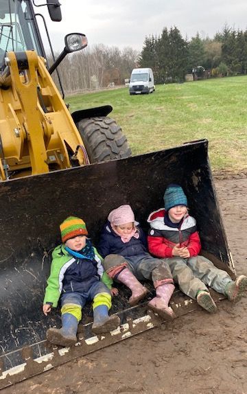 Kinder in Baggerschaufel